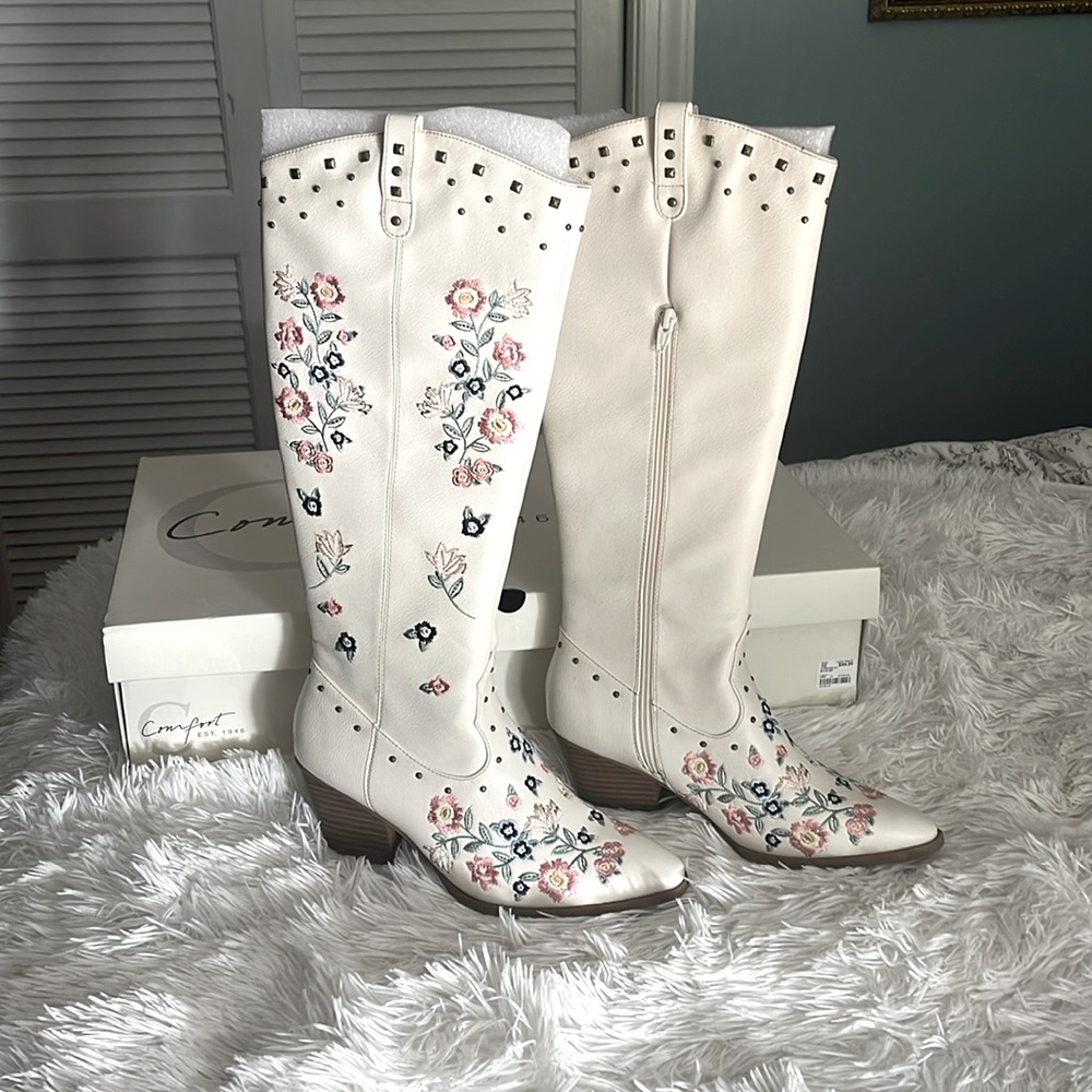 Brand New Never Worn w Tags and box: Cow Girl Boots.Off White/Cream Size 10